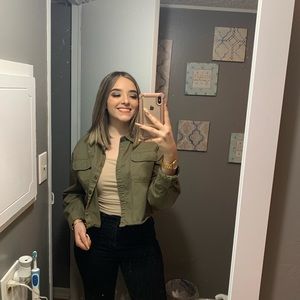 Meet your Posher, Abril